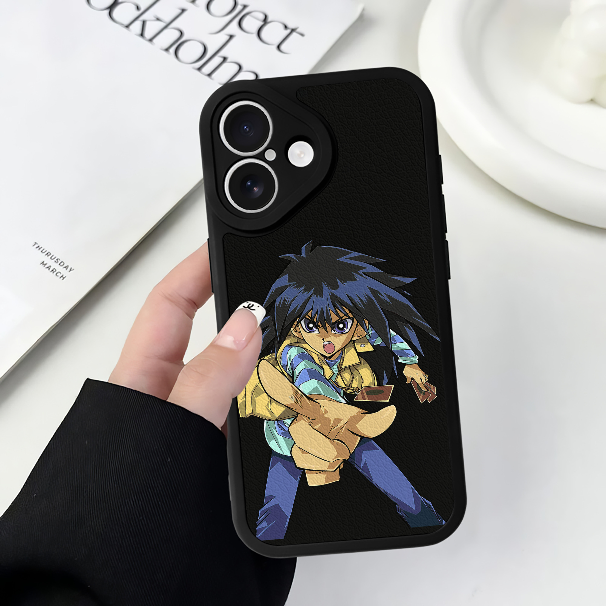 （画像用） 遊☆戯☆王 Yu-Gi-Oh! 【iPhone 16シリーズ対応】シリコンスマホケース（レザー調） 材質：シリコン